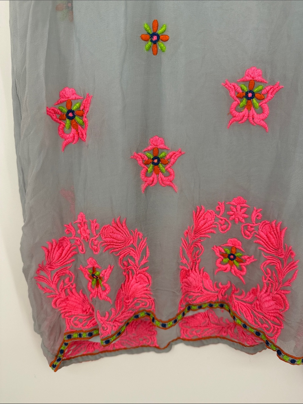 Tracy Reese | Light Blue Gray Tunic with Neon Pink Embroidery - Picture 3 of 4